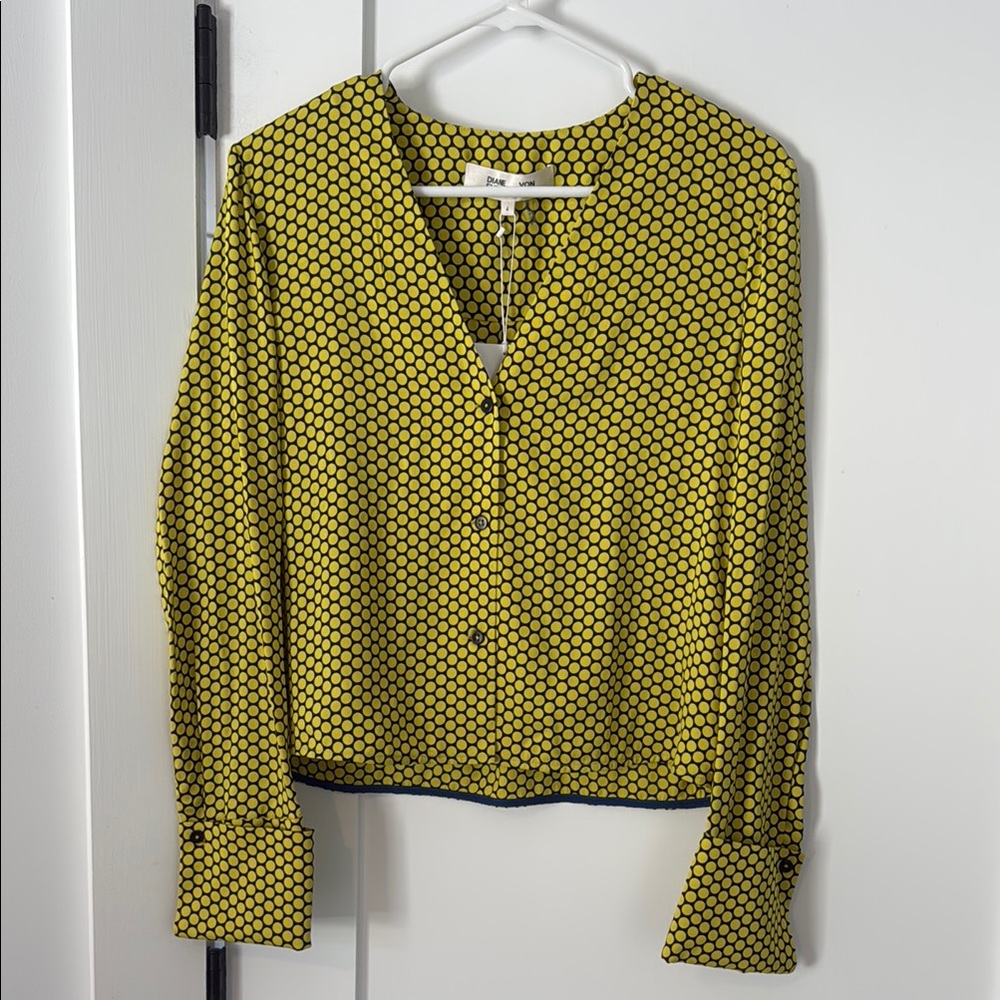 BNWT Diane Von Furstenburg Cuffed Long Sleeve V Neck Blouse. Size 4